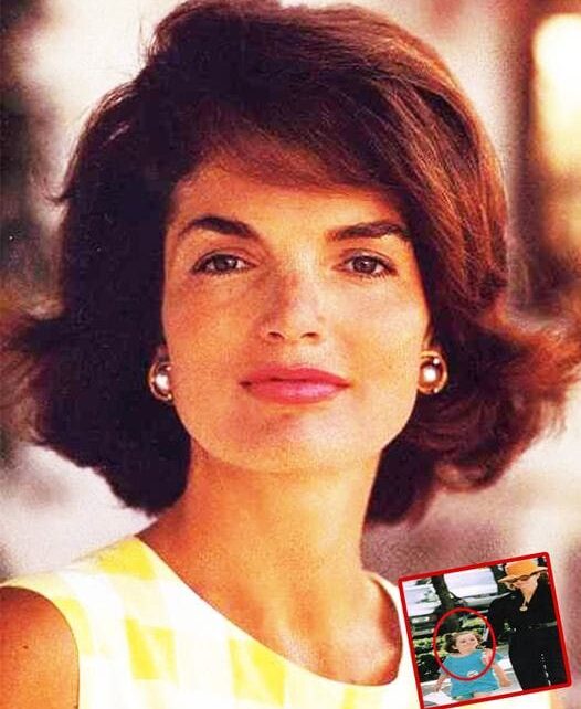 Jacqueline Kennedy’s Granddaughter Is All Grown Up And She’s A Living Tribute To Her Beloved Grandmother.The Harvard Graduate Not Only Shares Her Grandmother’s Love For The Arts, She Looks So Much Like Her I Had To Do A Double Take…Check 1st Comment ❤️😍