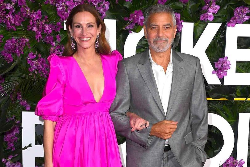 Julia Roberts Showed Up To An Event Honoring George Clooney In A Dress That Had The Actor’s Face All Over It