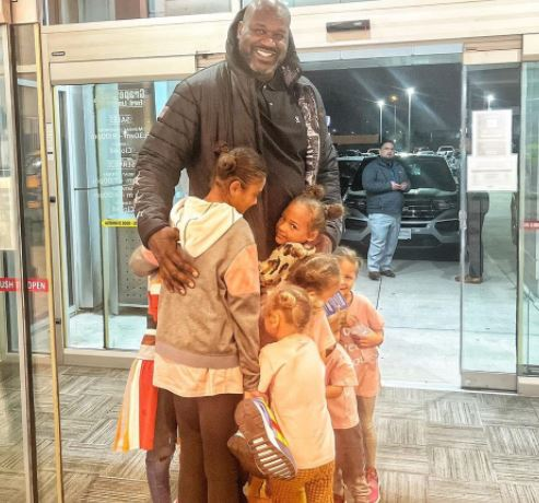 Shaq visits a family of 11 and buys them two new cars then showers them with even more kindness