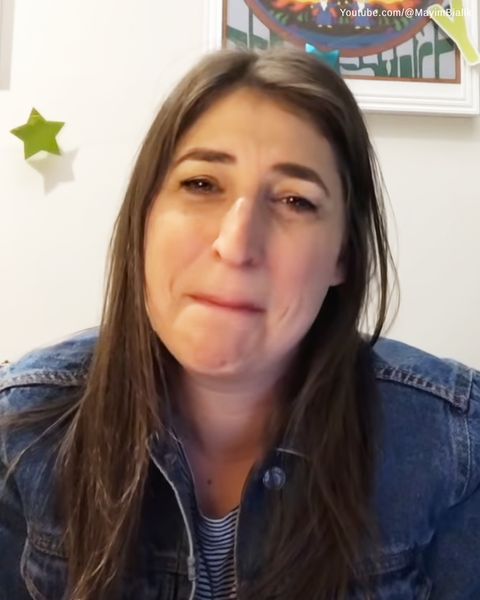 «Mayim Bialik, the host, says she was let go from “Jeopardy!” 😨 Fans are furious over her “losing her job,” believing it was for an unfair reason.»
