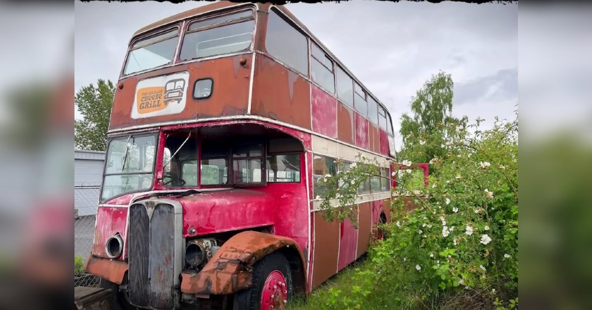 Man buys a 1950’s double-decker bus used as a food truck and remodels it into a fun tiny home