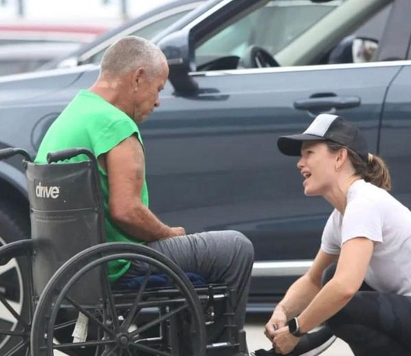 Jennifer Garner spots wheelchair-bound homeless man without shoes – her next move has people in tears