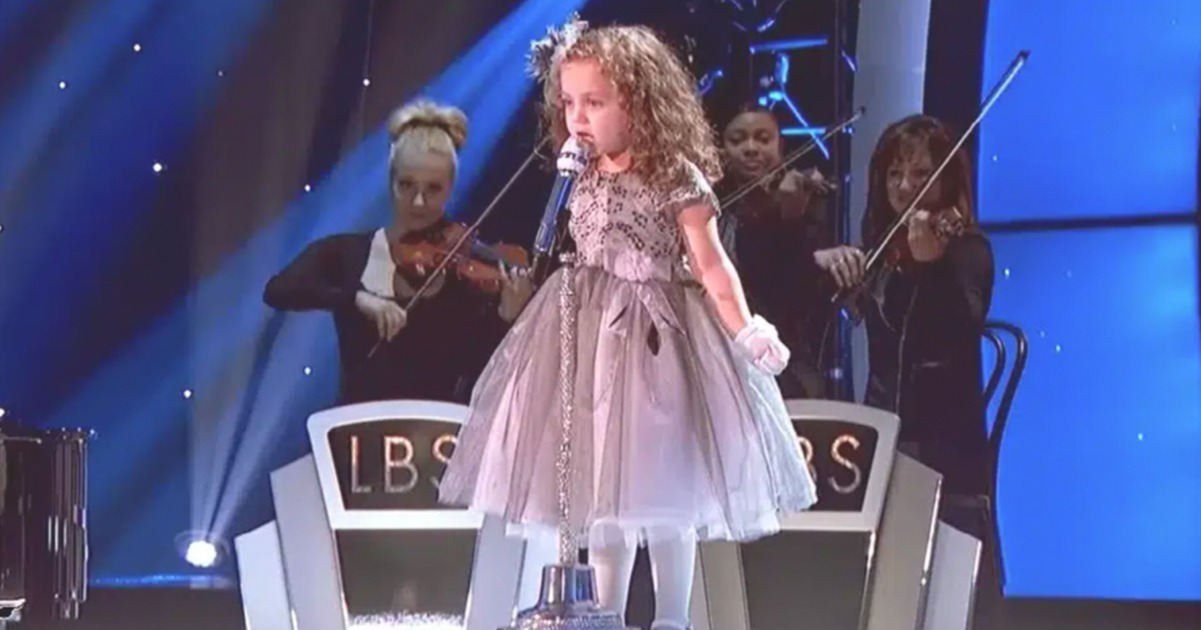 4-year-old girl starts singing iconic 40-year-old song – leaves the entire crowd gasping