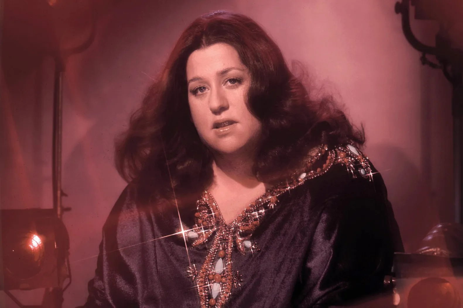 Cass Elliot’s Daughter Unveils Memoir to Share Her Mother’s Story and Debunk the Ham Sandwich Myth