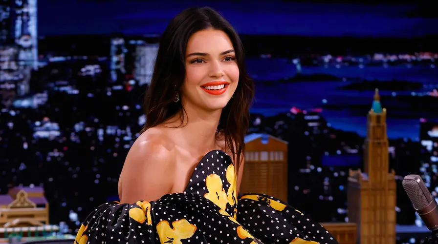 “Kendall Jenner Stuns in Chic Black Mrs. Claus-Inspired Dress for Christmas Celebration