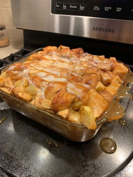 CARAMEL APPLE CINNAMON ROLL LASAGNA.!