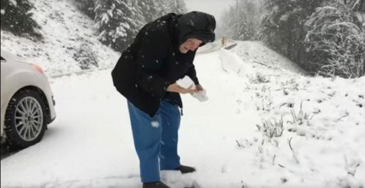 101-year-old mother tells her son to stop the car and the reason is just lovely