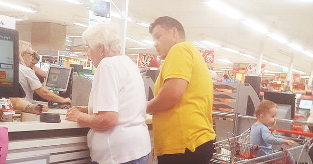 Father commits an act of generosity for this elderly woman at the grocery store