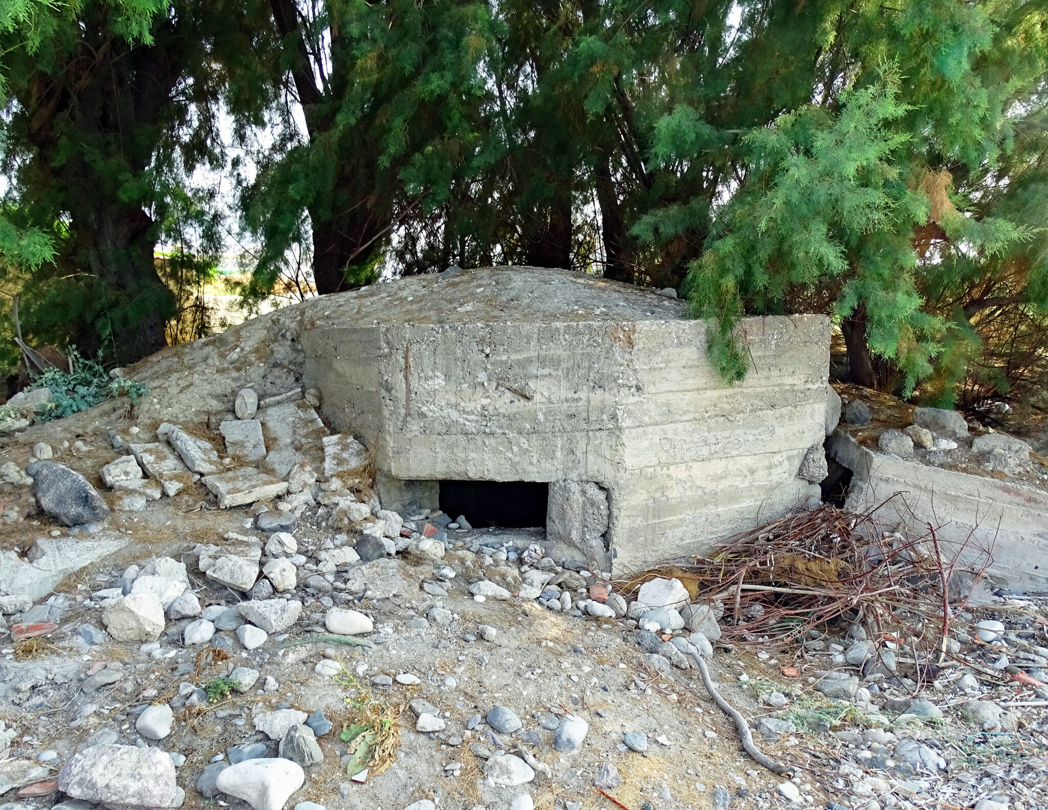 Homeowner finds hole in his front yard – looks closer and is stunned where it leads