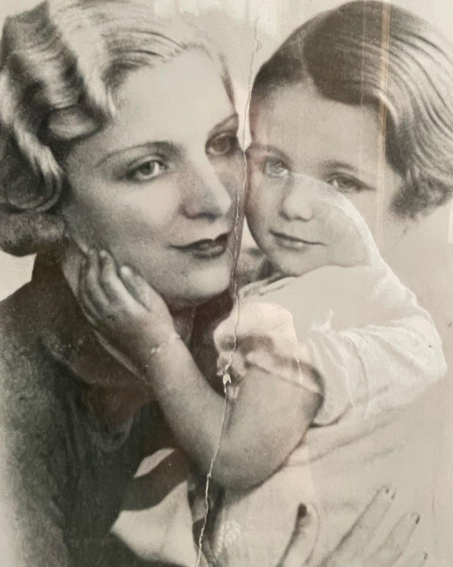 «From Underground Shelter To Popularity : 👏😮She’s a Famous Actress and Already 90 Years Old!»