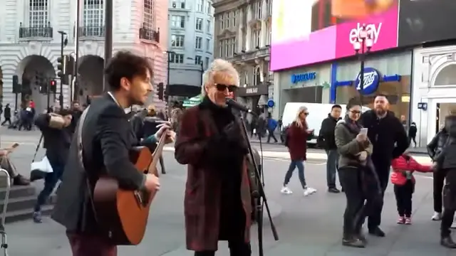 Street Artist Does a Rod Stewart Song – And Stewart Himself Asks to Join In