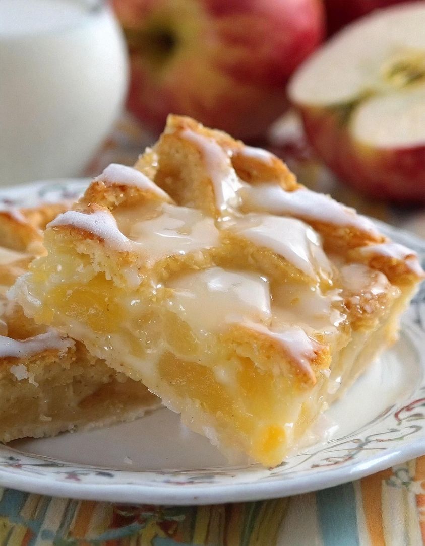 FLAKY APPLE PIE BARS!