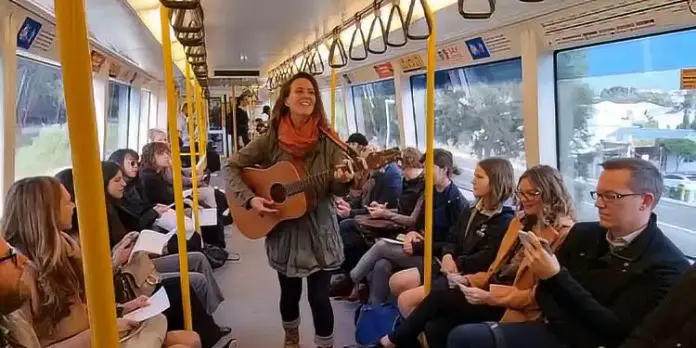 Brave Woman Invites Strangers to Sing Along – Their Impromptu Concert Made My Day