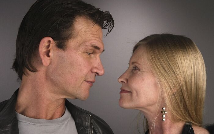 How does Patrick Swayze’s widow live now that she has married a millionaire while maintaining her natural beauty? Life goes on. The widow of Patrick Swayze remains naturally gorgeous and has reunited with a billionaire lover.