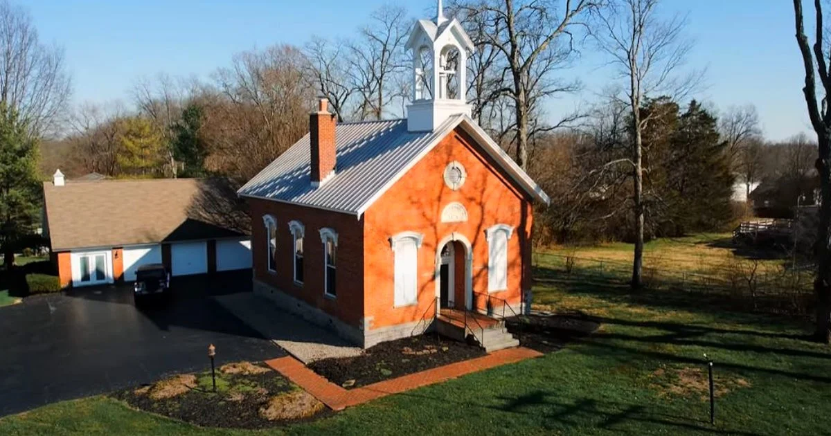 150-yr-old schoolhouse is turned into cozy home that leaves you in awe when you step inside