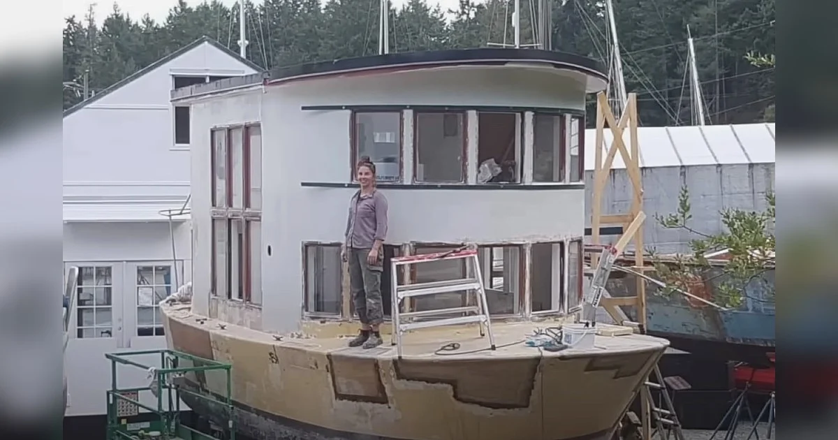 Couple purchase a rickety houseboat for $6,000 & transform it into a luxurious modern home on water