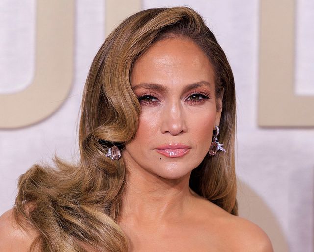 t’s the body shape that every woman wants. Paparazzi took a picture of Jennifer Lopez, who is 53 years old, wearing a white outfit.