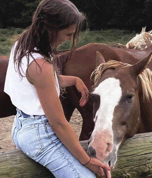 In the image, Emily stood beside her cherished horse, this snapshot would ignite a chain of events that would dramatically alter…