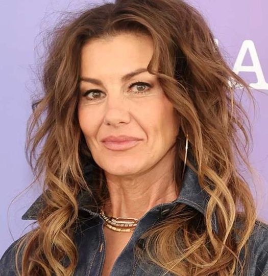 Faith Hill chokes back tears in a touching homage following a tragic loss.