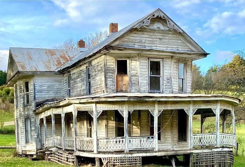 This house was built in 1889 but left in ruins, it was abandoned for many years before he bought it and now no one can believe WHAT HE MADE OF IT. WOW! Here’s what it looks like inside: ->See inside the comments