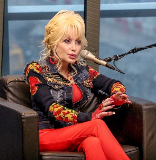 Dolly Parton has announced that she will stop traveling and spend more time at home with her husband.