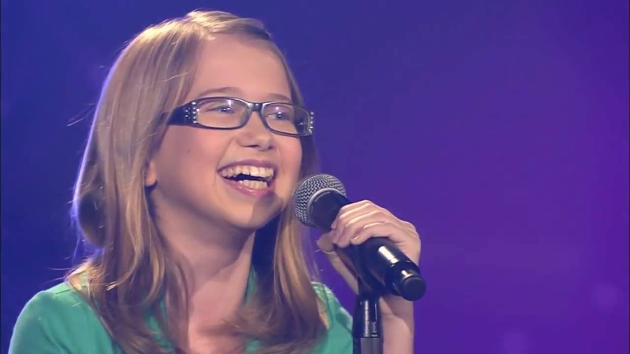 The girl sang with such a voice that the audience was moved, and the jury immediately said yes