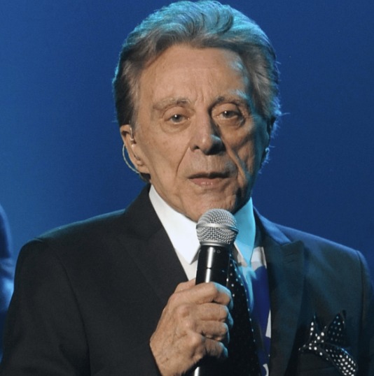 FRANKIE VALLI AT 89: THE ICONIC SINGER CONTINUES TO CAPTIVATE AUDIENCES WITH TIMELESS STYLE AND AGE-DEFYING LOOKS