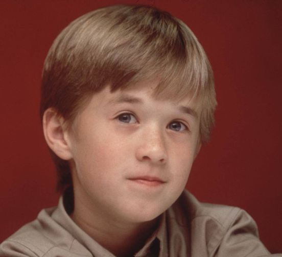 This ‘Angelic’ Child Star Stayed under the Radar — He Looks ‘Unrecognizable’ & Grew Beard to Hide from the Public