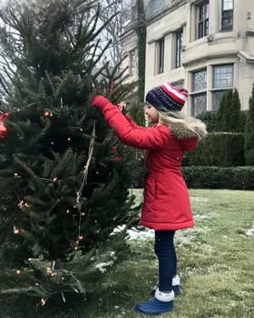 Neighbor Hired My Daughter to Take Down Christmas Decorations in Her Mansion but Refused to Pay – So I Stood up for My Child